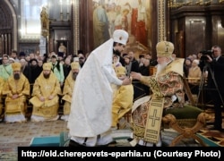ეპისკოპოსი ფლავიანი (მიტროფანოვი) (მარცხნივ) და პატრიარქი კირილი. ეპისკოპოსად ხელდასხმა 2014 წლის 24 ნოემბერს მაცხოვრის ტაძარში მოსკოვში