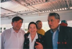 Чыңгыз Айтматов, профессор Илзе Циртаутас жана Мухтар Шаханов. 18.7.1997.