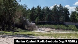 Момент вибуху під час демонстрації, як спрацьовує один із видів озброєння, яке було вилучене під час слідства, а саме протипіхотна міна МОНК-50