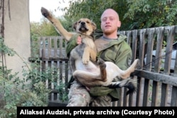 Аляксей і любімы сабака Жмых, фота з прыватнага архіву