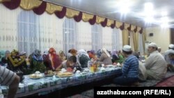 Türkmenabat şäheriniň Abu Ýusuf metjidinde agzaçar, 2012-nji ýylyň awgust aýy.