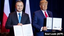 Președintele SUA, Donald Trump, și cel polonez, Andrzej Duda, după semnarea unui acord în domeniul apărării între cele două țări