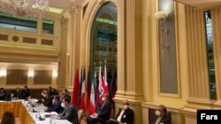 Европалык дипломаттар АКШ менен Ирандын расмий өкүлдөрүнүн кыйыр сүйлөшүүлөрүнө көмөктөшкөн данакер катары иш алып барышууда.  Вена шаары, Австрия. 2021-жылдын 6-апрели.