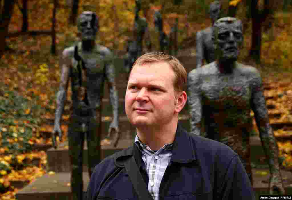 В 2009 году после нескольких поездок с рюкзаками по России Степан Черноушек вместе с группой своих друзей-чехов совершил то, что он сам называет "паломничеством" в сибирскую Арктику, и нашел остатки тогда малоизвестного, забытого сталинского проекта строительства Трансполярной железнодорожной магистрали &ndash; "дороги смерти"&nbsp;как называли ее.&nbsp;&nbsp;&nbsp;