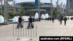Полицейские в центре Ашгабата следят за порядком во время  Азиатских игр в закрытых помещениях и по боевым искусствам.