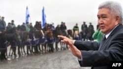 "Ар-намыстын" лидери Феликс Кулов Чүйдүн Байтик айылындагы тарапкерлеринин алдында. 8-октябрь, 2010.