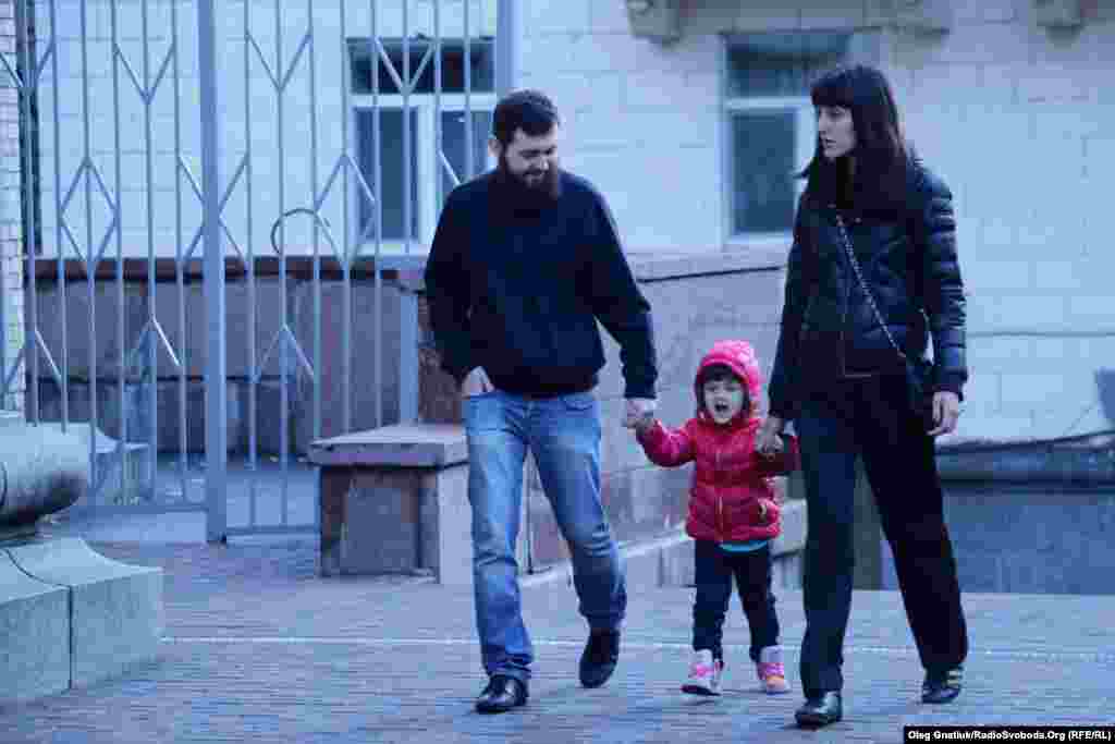 Деякі кияни йдуть голосувати разом із сім'єю.