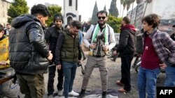 Yslamçy jeňçileriň ýolbaşçylygyndaky güýçler 8-nji dekabrda Siriýanyň paýtagty Damasky ýyldyrym çaltlygynda alyp, prezident Başar al-Asady ýurtdan gaçmaga mejbur edendiklerini, Baas partiýasynyň elli ýyllyk höküm sürmeginiň tamam bolandygyny mälim etdiler.