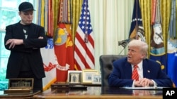 Ілан Маск і Дональд Трамп у Белым доме, архіўнае фота