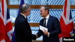 Еврошаркеттеги Британиянын элчиси Тим Барроу катты Еврокеңештин төрагасы Дональд Тускка тапшырды. 