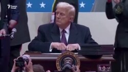 Трамп дар як рӯз даҳҳо фармону қарор имзо кард