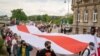 Warşawada ýüzlerçe demonstrant Belarus oppozisiýasynyň gyzyl we ak baýdagyny galdyrdy.