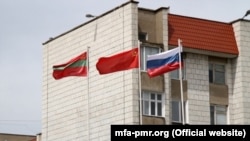 Steagurile rusesc, al URSS şi al republicii nerecunoscute la Tiraspol. 09.05.2014