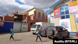 Ике бина арасыннан мәчет күренеп тора