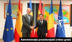 Președintele României, Nicușor Dan (d), s-a întâlnit cu Regele Spaniei, Felipe al IV-lea (s) la Centrul NATO de Instruire de la Cincu. 10 iunie 2025.