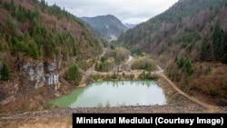 Guvernul a aprobat recent defrișarea a peste 30 de hectare de pădure, din care 0,6 hectare în Parcul Național Călimani, pentru umplerea lacului de acumulare până la cota 720. 