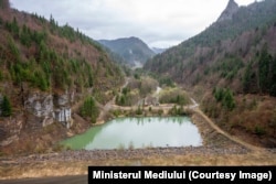 Pentru amenajarea unui lac de acumulare la Răstolița, Guvernul a aprobat recent defrișarea a peste 30 de hectare de pădure.