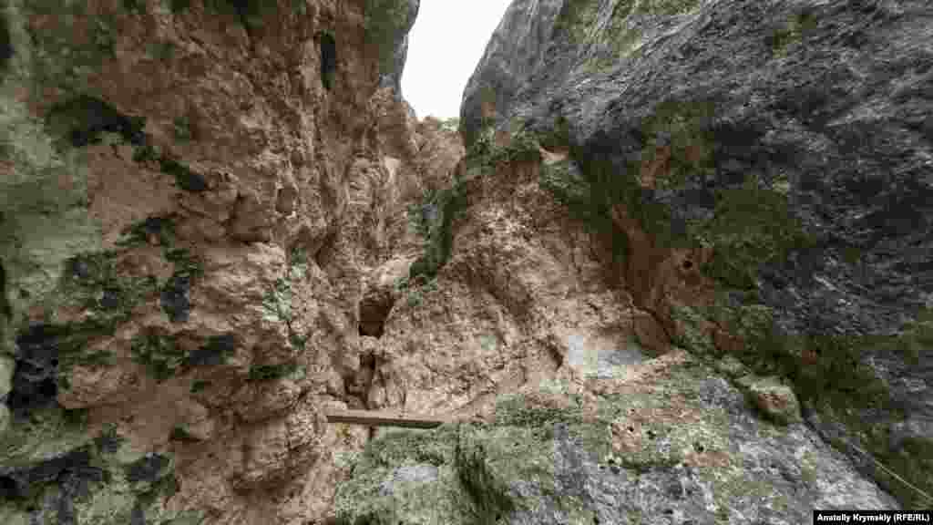 Печера розділена глибовими завалами на три поверхи, що з'єднуються численними колодязями. Ними можна тільки проповзти. У печері живе популяція кажанів виду великий подковоніс, занесених до Червоної книги