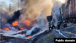 Пожарные тушат загоревшиеся вагоны в Смоленской области, 26 сентября 2025 года