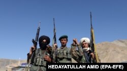 آرشیف، یک سرباز افغان با دو جنگجوی طالبان در جریان اولین آتش‌بس به مناسبت عید قربان