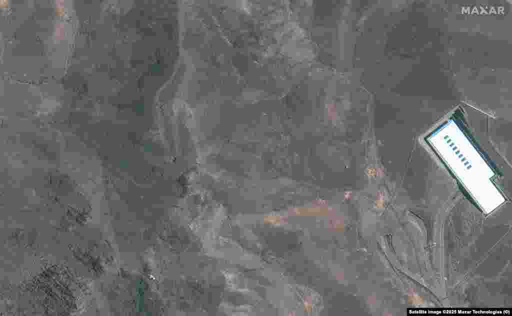 კრატერები და ფერფლი ფორდოს კომპლექს აშშ-ის დარტყმების შემდეგ გადაღებულ ფოტოებზე.