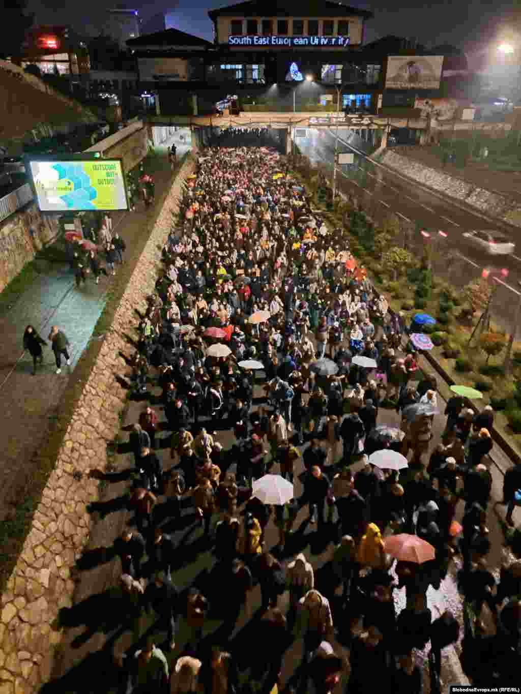 Протестниот марш продолжи од Градската болница, преку мостот Гоце Делчев, до Владата