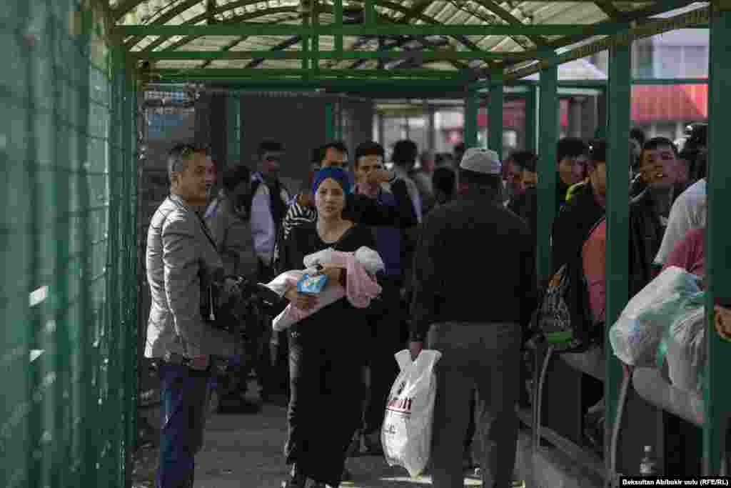 По сведениям государственной пограничной службы Кыргызстана, через КПП "Ак Жол - автодорожный" и "Ак Тилек" до осложнения ситуации на границе ежедневно проходило в среднем около 8 тысяч человек и 660 единиц транспорта.&nbsp;