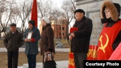 Члены Коммунистической народной партии Казахстана на санкционированном властями митинге. Павлодар, 7 ноября 2011 года.