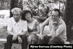 Са старэйшым братам Яўгенам і пляменьніцай