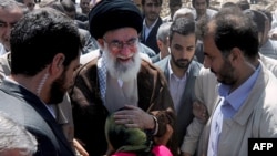 Иранда бийлик молдолордун колунда, сүрөттө Аятолла Хаменеи тургундар менен, август, 2012-жыл