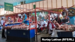 Алматыдағы орталық ет базары. 23 мамыр 2019 жыл. Азаттық архивіндегі фото.