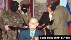 Кадър от сатиричното предаване "Кукли", излъчвано по НТВ през 90-те години и началото на новия век.