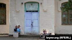 Aqyardaki Mamaşay (Orlinoye) köy camisi bundan evel bala bağçası olaraq qullanılğan binada yerleşe