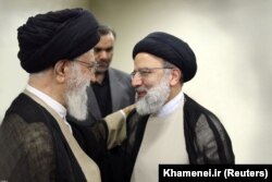Lideri suprem i Iranit, Ajatollah Ali Khamenei dhe Ebrahim Raisi.