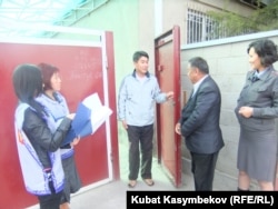 Ыкчам топ шайлоочулардын тизмесин тактоодо, Бишкектин Бакай-Ата конушу, 15-октябрь.