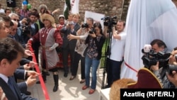 Кунаклар ачылыш тасмасын кисә