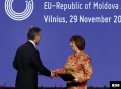 Prim-ministrul R. Moldova, Iurie Leancă, dă mâna cu Înaltul Reprezentant pentru afaceri externe și politica de securitate, Catherine Ashton (dreapta), după semnarea Acordului de asociere UE - R. Moldova la Summitul Parteneriatului Estic de la Vilnius, Lituania, 29 noiembrie 2013.