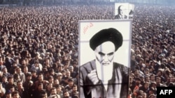 1979 წლის 1 იანვარი. შაჰის საწინააღმდეგო საპროტესტო აქციაში სულ უფრო მეტი ადამიანი მონაწილეობს. დემონსტრანტებს აიათოლა ხომეინის პოსტერი უჭირავთ, მან გადასახლებაში 14 წელი გაატარა. 76 წლის ხომეინის მიმართვები კონტრაბანდულად, კასეტებით შეაქვთ ირანში, რაც კიდევ უფრო ახალისებს მოსახლეობის შფოთვას.