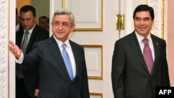 Ermenistanyň prezidenti Serž Sarkisýan (çepde) we Türkmenistanyň prezidenti Gurbanguly Berdimuhamedow. Ýerewan. 29-njy noýabr, 2012 ý. 