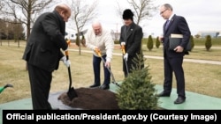 Аляксандар Лукашэнка і прэмʼер-міністар Пакістану Шагбаз Шарыф (у цэнтры). Менск, 11 красавіка 