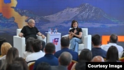 Աննա Հակոբյանն ու Նիկոլ Փաշինյանը «Կրթվելը նորաձև է» շարժման հանդիպումներից մեկում, արխիվ 