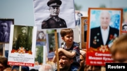 Участники шествия «Бессмертного полка» в день празднования 72-й годовщины победы во Второй мировой войне. Алматы, 9 мая 2017 года.