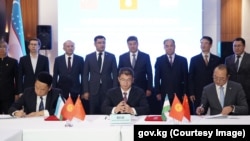 Кытай–Кыргызстан–Өзбекстан темир жолун каржылоо боюнча насыялык келишимге кол коюу аземи. Бишкек шаары, 16-декабрь 2025-жыл.  