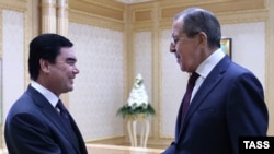 Президент Гурбангулы Бердымухаммедов жана министр Сергей Лавров Ашхабадда жолуккан  учур. Ашхабад, 28-январь, 2016-жыл. 