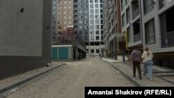 "Аалам Строй" курган турак жай комплексинин короосу. Департамент бул жерде адамдар уруксат бериле элек үйлөрдө жашап жатат деп эсептейт.