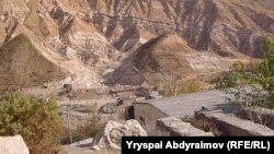 Майлуу-Суудагы уран калдыктарын сактоочу жайлар эл аралык коомчулуктун көңүлүн буруп келет. 25-октябрь, 2012-жыл 