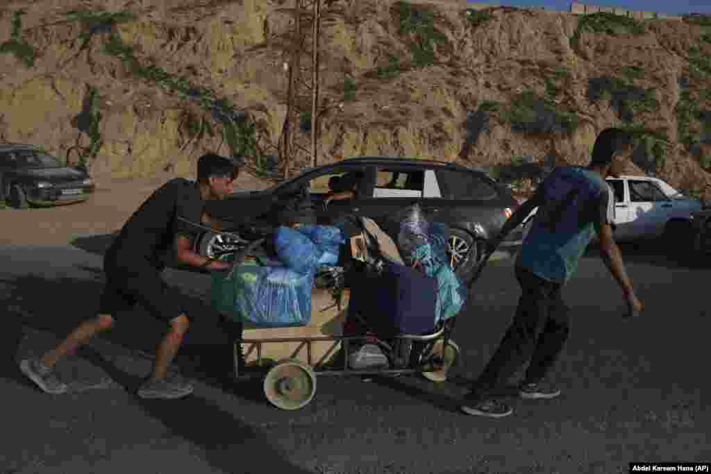 Palestinezë të zhvendosur duke ikur përmes Rrugës Detare drejt veriut të Rripit të Gazës, më 30 gusht.