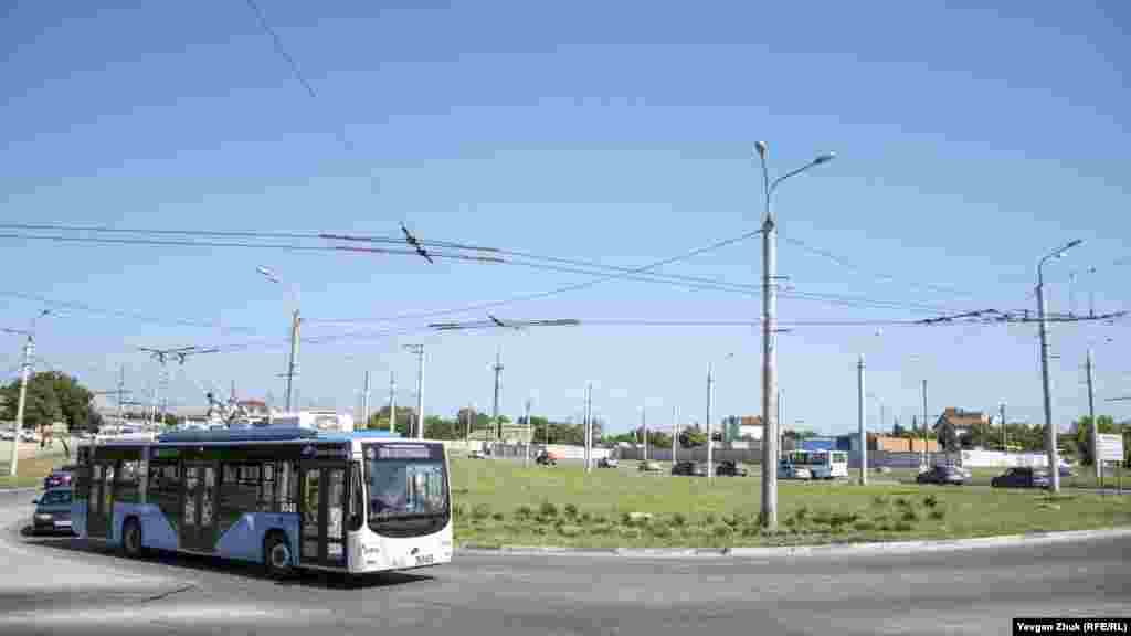 Розв'язка &laquo;Огірок&raquo; &ndash; транспортне кільце з п'ятьма виїздами. Свою назву в народі вона отримала через довгасту форму