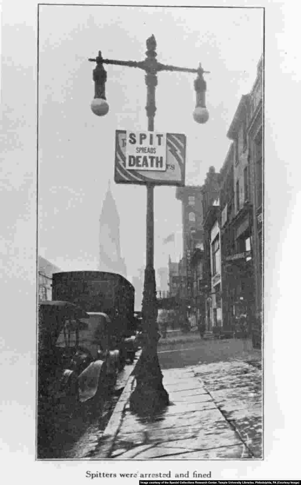 На знаке на столбе рядом с ратушей Филадельфии написано: "Плевок сеет смерть". Власти города повесили такие плакаты на многих столбах и раздавали листовки, в которых советовали, что делать в разгар эпидемии. Они надеялись, что эти меры остановят распространение вируса.&nbsp;&nbsp;