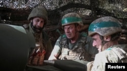 Militari ucraineni trag cu un obuzier autopropulsat în direcția trupelor rusești din apropierea orașului Pokrovsk, situat pe linia frontului.